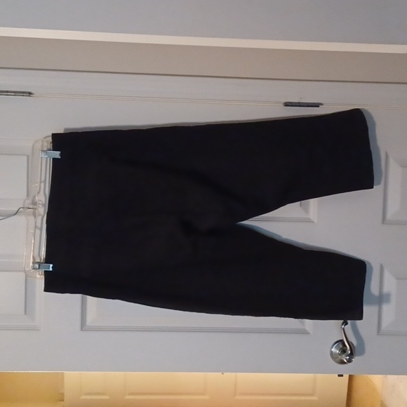 💙🐾Black Cropped Pants - Picture 4 of 9